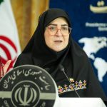 تصاویر | حاشیه احساسی در نشست خبری سخنگوی دولت؛ مهاجرانی چه هدیه‌ای گرفت؟