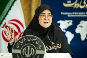 تصاویر | حاشیه احساسی در نشست خبری سخنگوی دولت؛ مهاجرانی چه هدیه‌ای گرفت؟