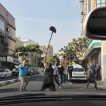 ببینید / درگیری دسته‌جمعی در سعادت‌آباد تهران با بیل، کلنگ و چوب!