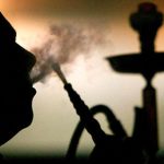 ببینید | شنای جوان عراقی در فرات با قلیان