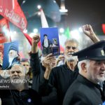 سینه‌زنی و عزاداری زائران رضوی در مراسم چهلمین روز تدفین رهبر شهید