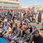 اقامه نماز ظهر زائران رضوی در خیابان های منتهی به حرم امام رضا(ع)