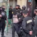 ببینید | لحظه انتقال گروگان‌گیر خیابان ولیعصر (عج) تهران پس از دستگیری توسط پلیس نوپو