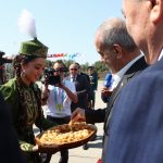 ببینید | واکنش پزشکیان به تعارف نان توسط دختران قرقیزستانی