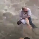 ببینید / لحظه نجات یک کودک از سیل البداوی طرابلس