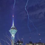 عکس | نمای شگفت‌انگیز از برج میلاد در محاصره رعد و برق در آسمان تهران