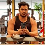 محمدرضا گلزار با دست شکسته در باشگاه ورزشی + عکس