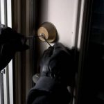 ببینید | سرقت عجیب از بانک با پاشیدن پودر فلفل
