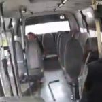 ببینید | لحظه هولناک تصادف یک موتورسوار با مینی‌بوس وسط شهر؛ فرار از مرگ به خاطر باز بودن در!