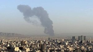 صفحه اصلی ببینید | علت دود در آسمان شمال تهران مشخص شد؛ انبار یک رستوران در خیابان دولت آتش گرفت
