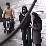 لحظه سرقت آیفون ۱۶ پرومکس دختر جوان توسط سارق در منیریه تهران + فیلم