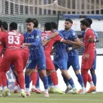 ببینید / درگیری کنعانی‌زادگان و آقاسی در دربی که باعث توقف بازی شد