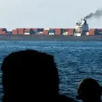 ببینید / تصاویری از تسلط نیروهای مسلح یمن بر برج کنترل تردد کشتی‌ها در تنگه باب‌المندب در شهر مخا