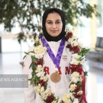 استقبال از بانوی وزنه بردار مشهدی در فرودگاه هاشمی نژاد